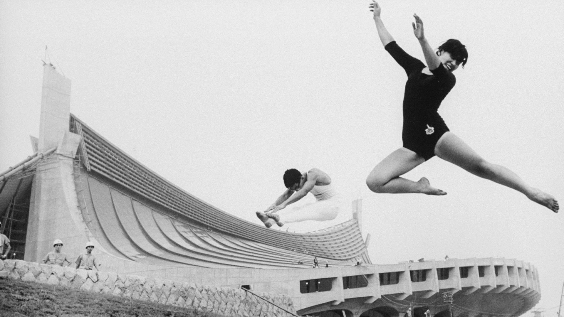 Gymnastes à l’extérieur du nouveau stade olympique, photographie de Larry Burrows, 1964.