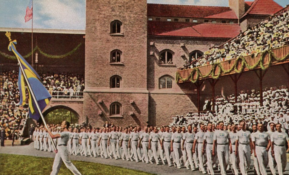 Photos Le défilé des gymnastes suédois sous les yeux de la famille royale, carte dessinée
d’après un cliché de[nbsp]Bob Thomas, 1912.
