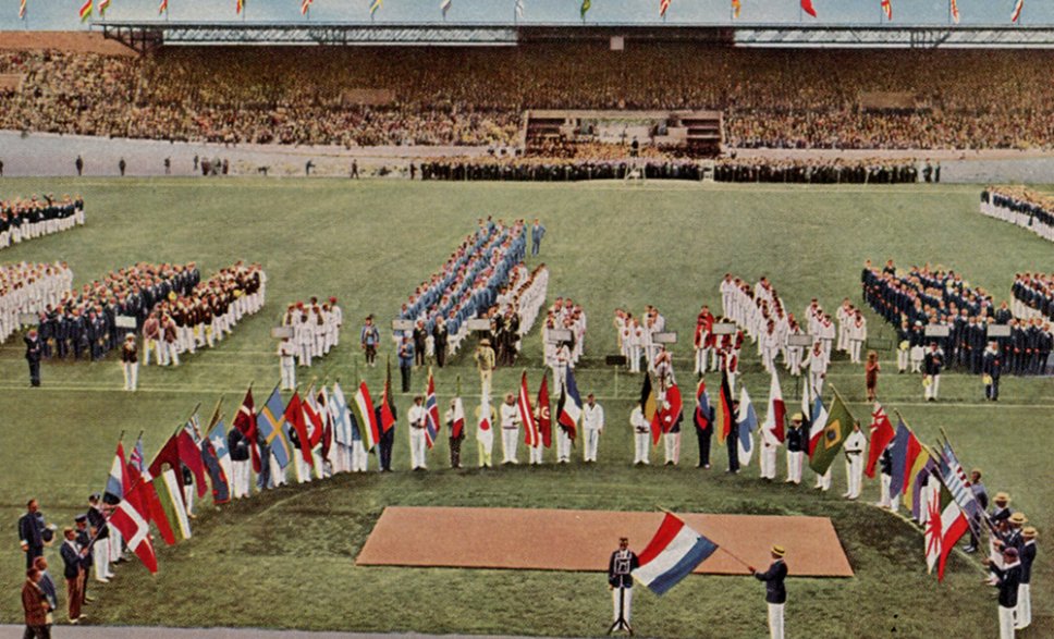 Photos Le serment olympique par le footballeur Harry Dénis [Pays-Bas] devant son drapeau
et les représentants des nations, carte[nbsp]postale[nbsp]dessinée,[nbsp]1928.
