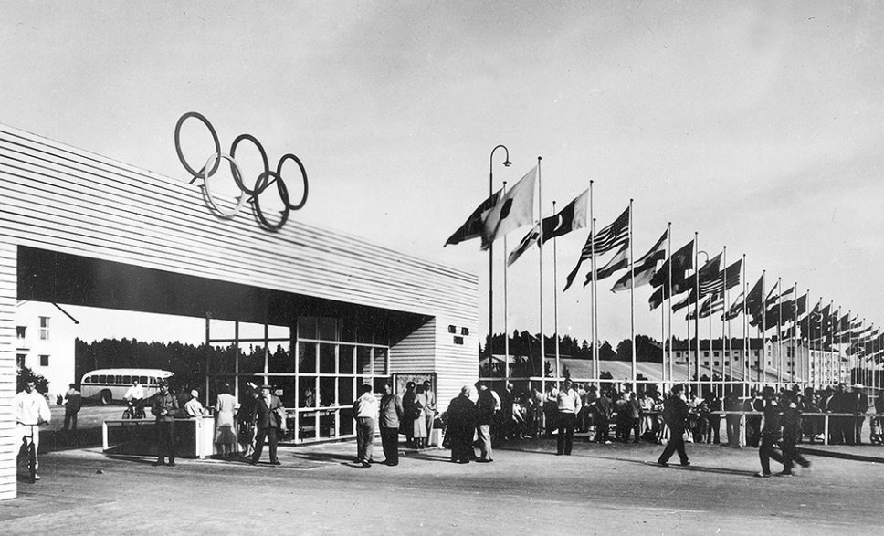 Photos Entrée du village olympique, photographie, 1952.
