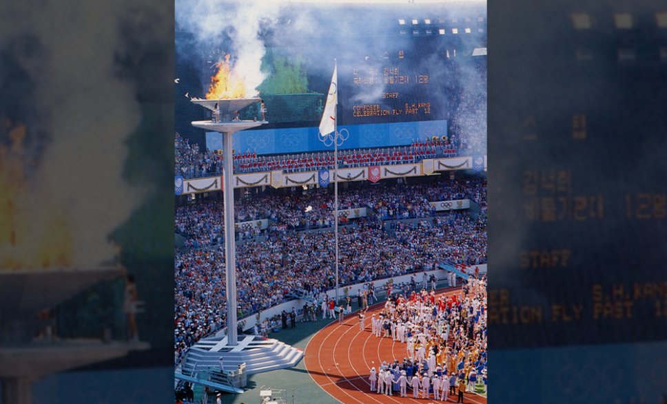 Photos La cérémonie d’ouverture dans le stade olympique, carte postale, 1988.
