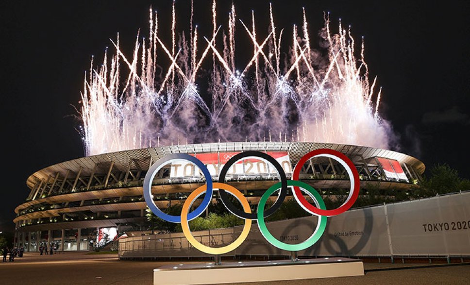 Photos Les anneaux olympiques à l'extérieur du stade lors de la cérémonie d'ouverture de Tokyo 2020, photographie de Lintao Zhang, 2021.
