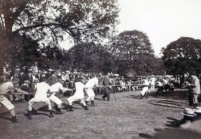 Photos Tir à la corde. La Suède contre le Racing Club de France, photographie anonyme, 1900.
