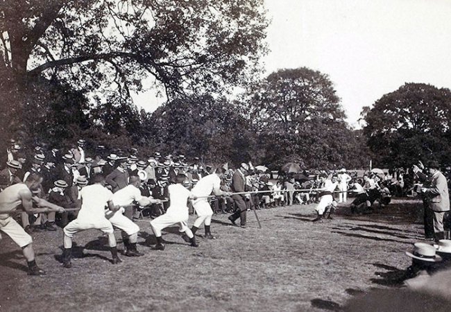 Photos Tir à la corde. La Suède contre le Racing Club de France, photographie anonyme, 1900.