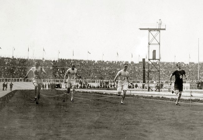 Photos Reginald Walker [Afrique du Sud], à droite, vainqueur de la finale du 100 mètres, photographie anonyme, 1908.
