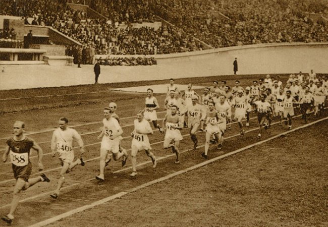 Photos Les coureurs du marathon vus depuis la tribune, carte postale, 1928.
