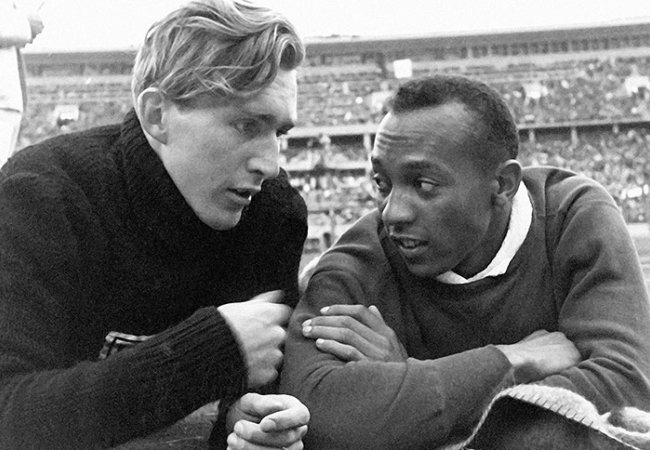 Photos Luz Long [Allemagne] et Jesse Owens [États-Unis] lors des épreuves de saut en longueur, photographie, 1936.
