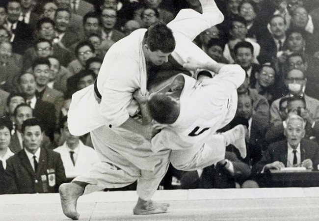 Photos Match de judo. Anton Geesink [Pays-Bas], à gauche, contre Theodore Boronovskis [Australie], à droite, photographie, 1964.
