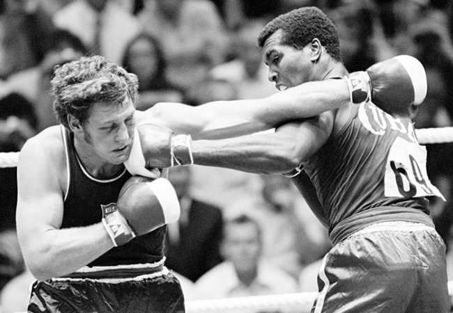 Photos Match de boxe catégorie mi-lourds. Quarts de final. Duane Bobick [États-Unis] face à Teofilo Stevenson [Cuba], futur champion olympique, photographie d’Ed Lacey, 1972.
