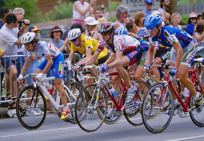 Photos Course de cyclisme sur route. Jeanne Golay [États-Unis], Alessandra Cappellotto [Italie] et Jeannie Longo-Ciprelli [France], photographie de Mike Powell, 1996.
