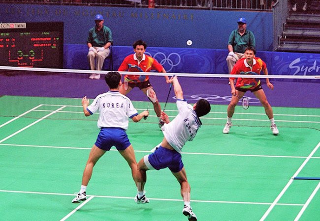 Photos Match de badminton en double. Indonésie (Tony Gunawan, Candra Wijaya) contre Corée (Dong-Soo Lee, Yong-Sung Yoo), photographie d’Henri Szwarc, 2000.