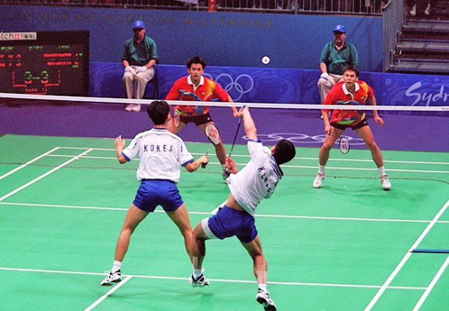 Photos Match de badminton en double. Indonésie (Tony Gunawan, Candra Wijaya) contre Corée (Dong-Soo Lee, Yong-Sung Yoo), photographie d’Henri Szwarc, 2000.
