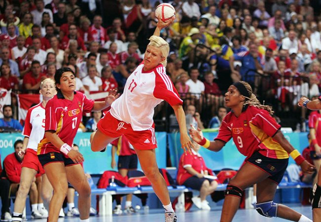 Photos Match de handball. Kristine Andersen [Danemark] tire contre l’Espagne, photographie[nbsp]de[nbsp]Stuart Franklin, 2004.
