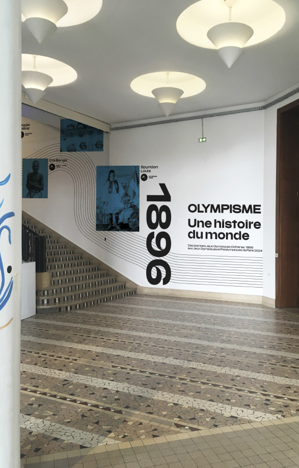Photo début de l'escalier du Palais de la Porte Dorée lors de l'exposition Olympisme, une histoire du monde